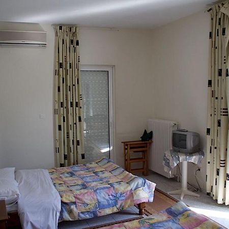 Miloi Rooms And Apartments Bagian luar foto