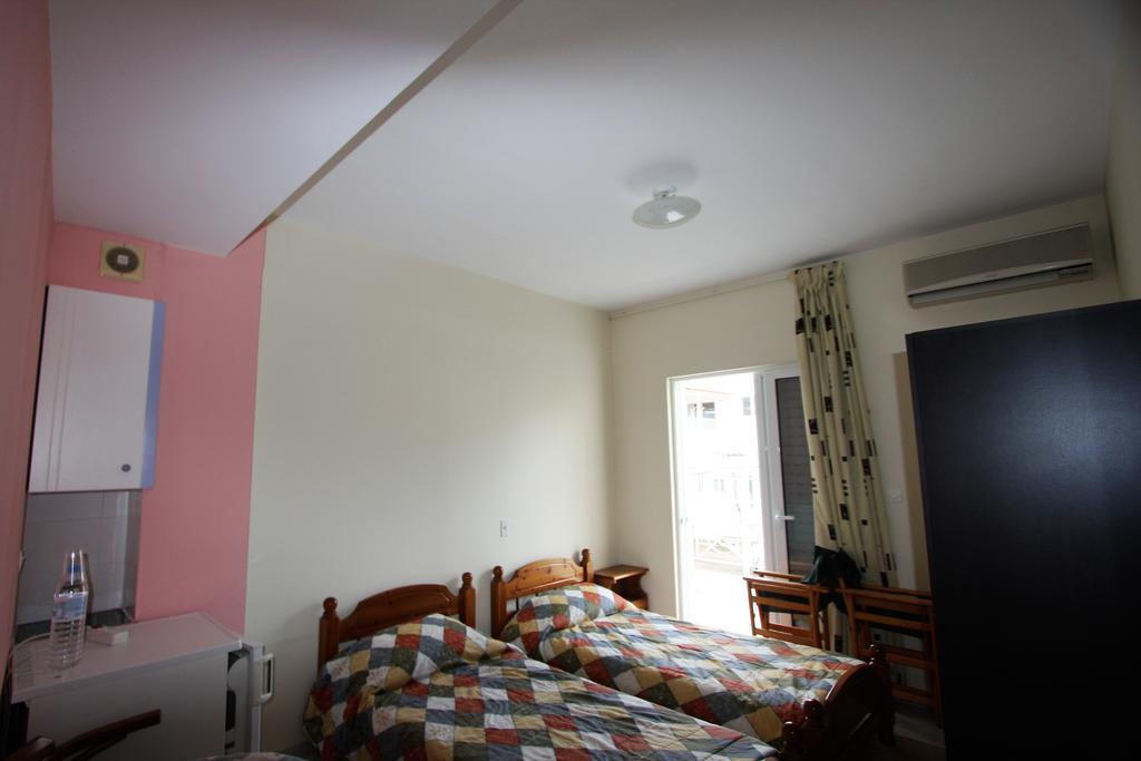 Miloi Rooms And Apartments Bagian luar foto
