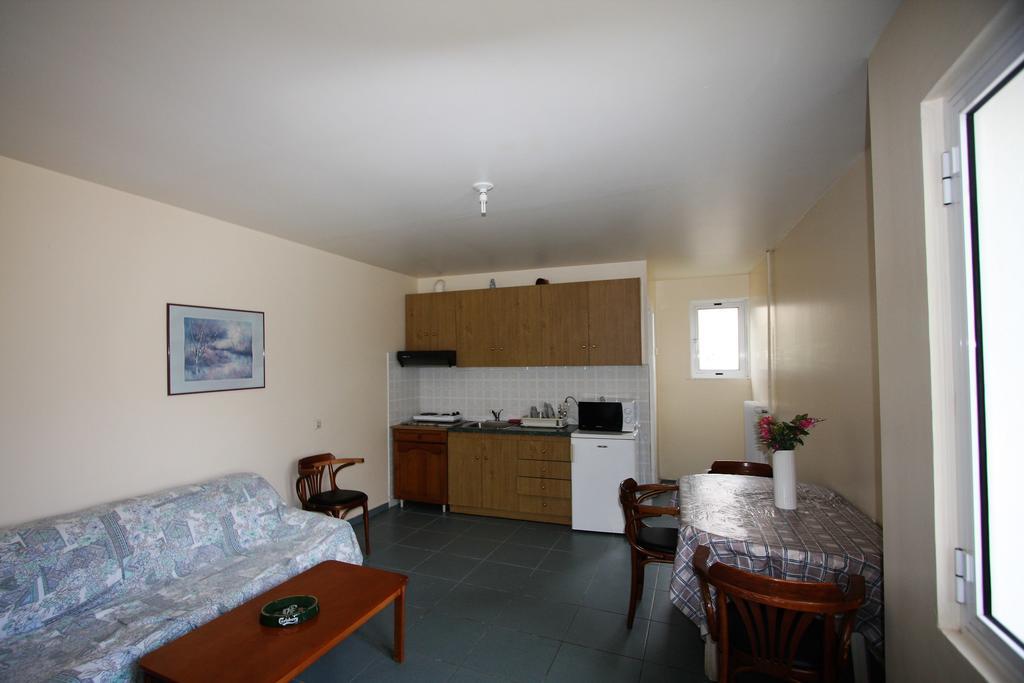 Miloi Rooms And Apartments Bagian luar foto