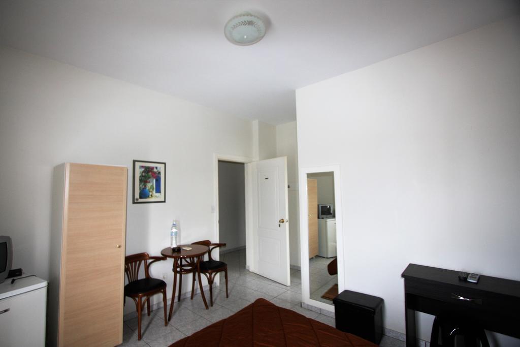 Miloi Rooms And Apartments Bagian luar foto