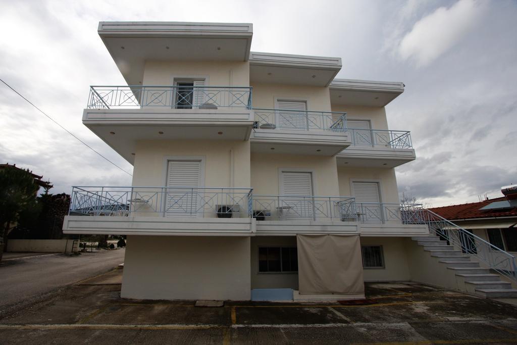 Miloi Rooms And Apartments Bagian luar foto