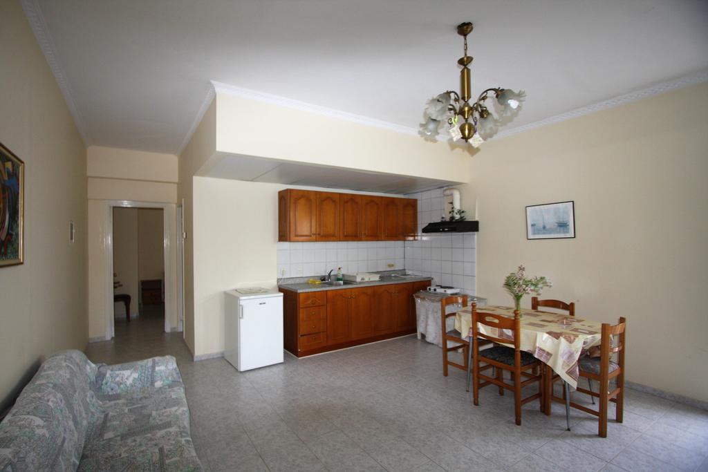 Miloi Rooms And Apartments Bagian luar foto