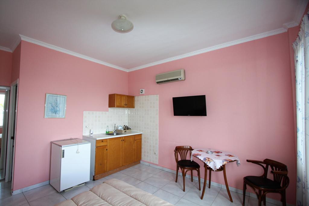 Miloi Rooms And Apartments Bagian luar foto
