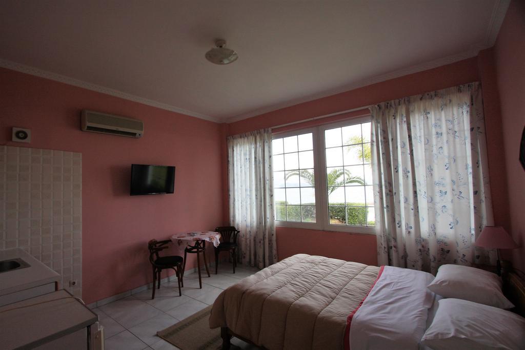 Miloi Rooms And Apartments Bagian luar foto