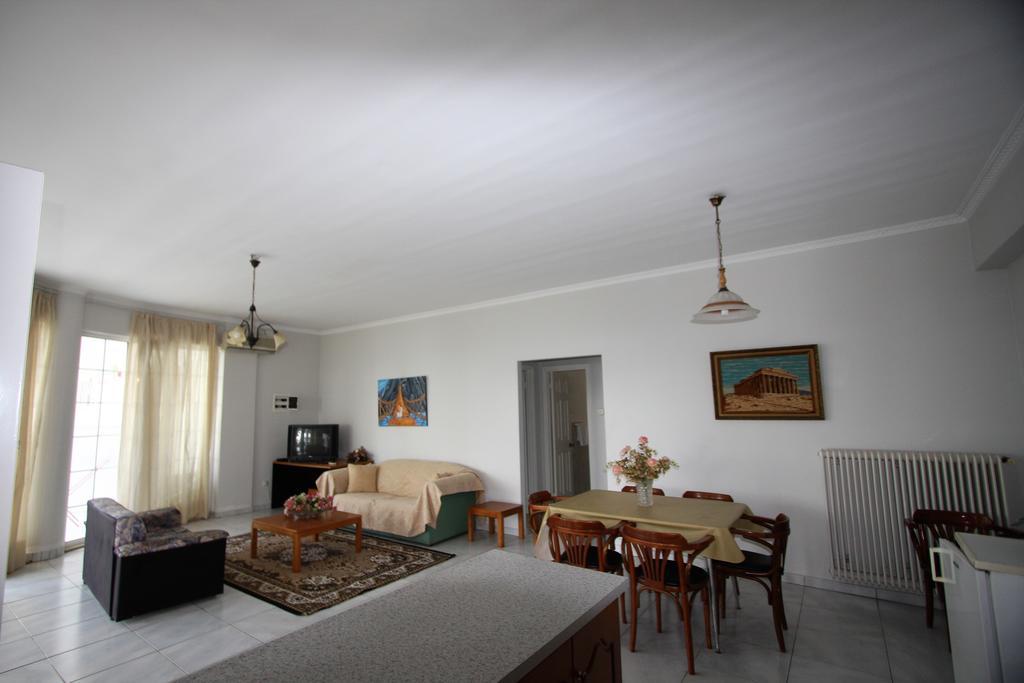 Miloi Rooms And Apartments Bagian luar foto