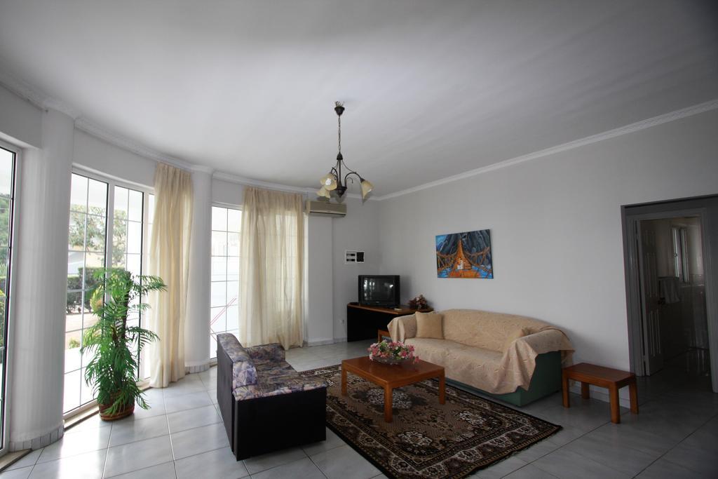Miloi Rooms And Apartments Bagian luar foto