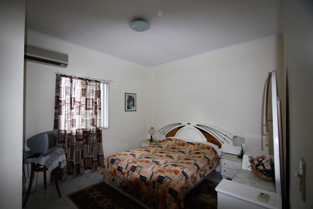 Miloi Rooms And Apartments Bagian luar foto