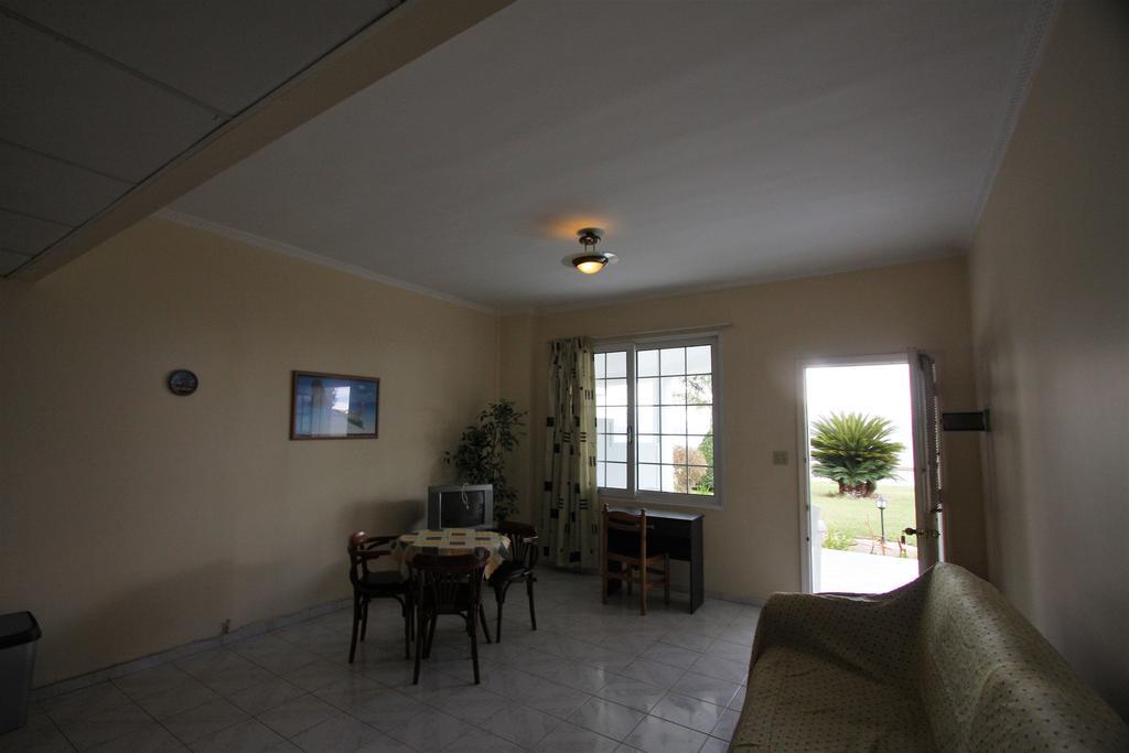 Miloi Rooms And Apartments Bagian luar foto