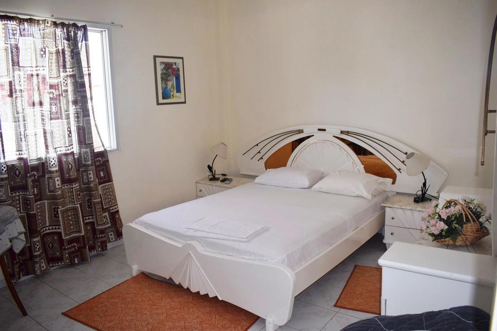 Miloi Rooms And Apartments Bagian luar foto