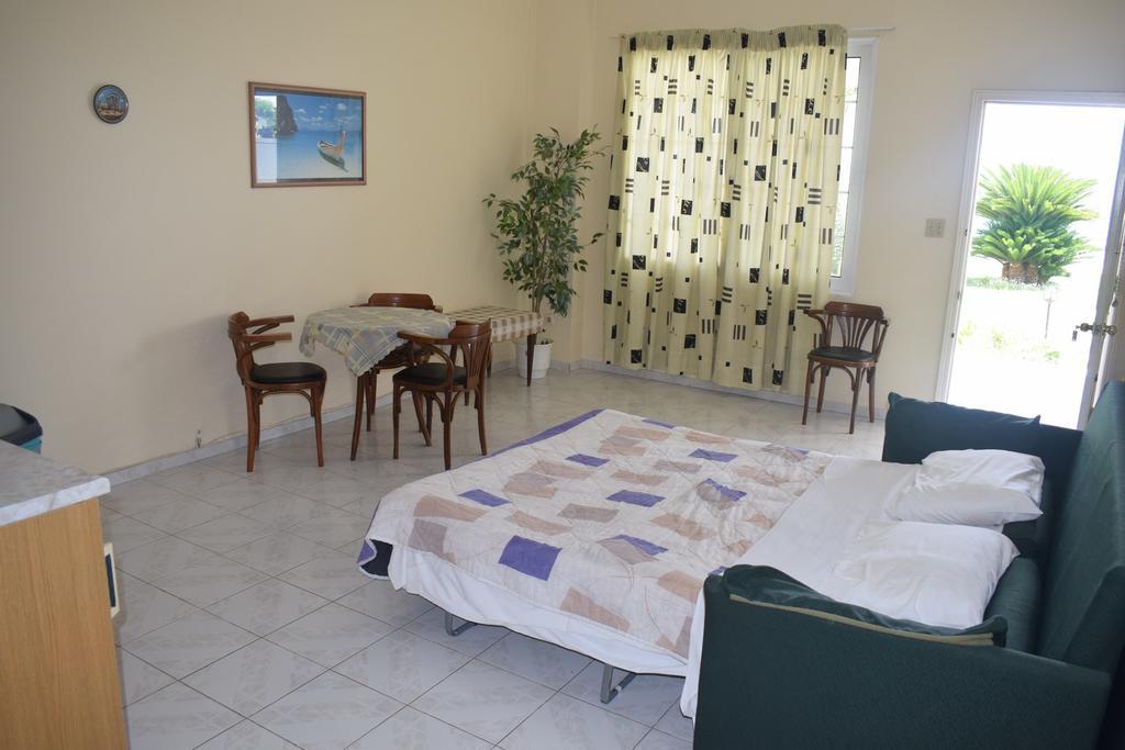 Miloi Rooms And Apartments Bagian luar foto